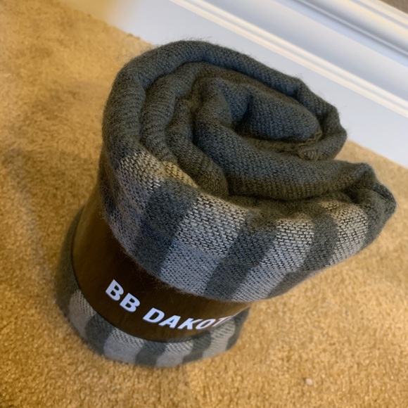 ๐ BB Dakota x FabFitFun: Charcoal Poncho - Picture 4 of 5